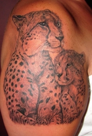 手臂灰色的猎豹母子写实纹身图案