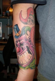 紫色的微笑小丑与骷髅手臂纹身图案