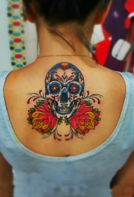 女生背部美丽生动的彩色骷髅纹身图案
