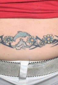 腰部游泳的海豚与海浪花朵纹身图案