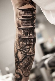 手臂惊人的亚洲建筑和大树纹身图案