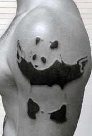 手臂黑色奇怪的熊猫与手枪纹身图案