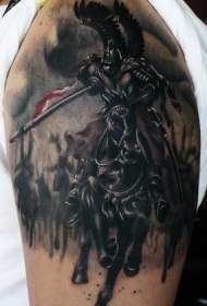 大臂绚丽的黑白中世纪武士纹身图案