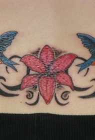 背部红色花朵和蜂鸟纹身图案