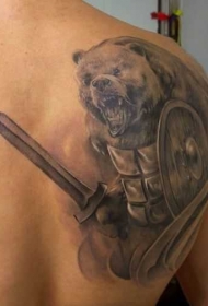 背部难以置信的黑白大熊与盔甲纹身图案