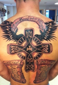 背部凯尔特风格翅膀十字架和铭文纹身图案