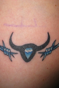 公牛符号与蓝色铁丝网纹身图案