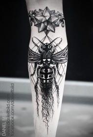 手臂惊人的点刺蜜蜂与神秘星星纹身图案