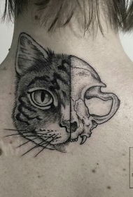 背部不寻常的黑色猫头半真实半骷髅纹身图案