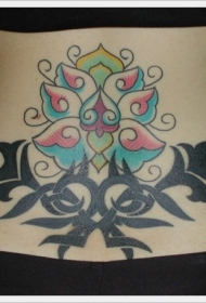 背部彩色花卉和黑色部落图腾纹身图案