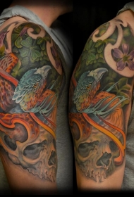 大臂彩色凤凰鸟和四叶草纹身图案