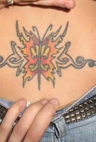 背部橙色的蝴蝶纹身图案