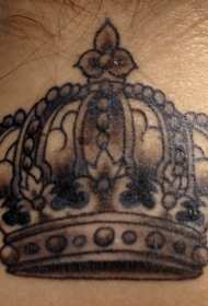 背部美丽的皇冠黑灰纹身图案