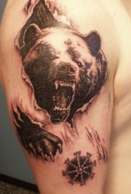 大臂愤怒的熊与皮肤撕裂纹身图案