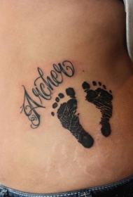 宝宝的脚印和英文字母腰部纹身图案