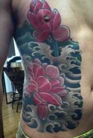 侧肋日式彩色花朵和雾纹身图案