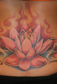 背部可爱的红色莲花纹身图案