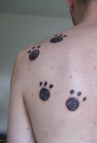 背部黑色动物爪印纹身图案
