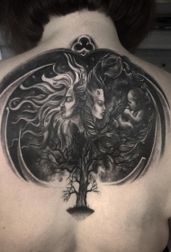 背部雕刻风格黑白神秘人和大树纹身图案