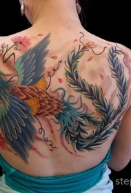 背部惊人的彩色凤凰鸟和花卉纹身图案