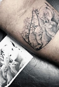 手臂上非常逼真的白色熊家庭纹身图案