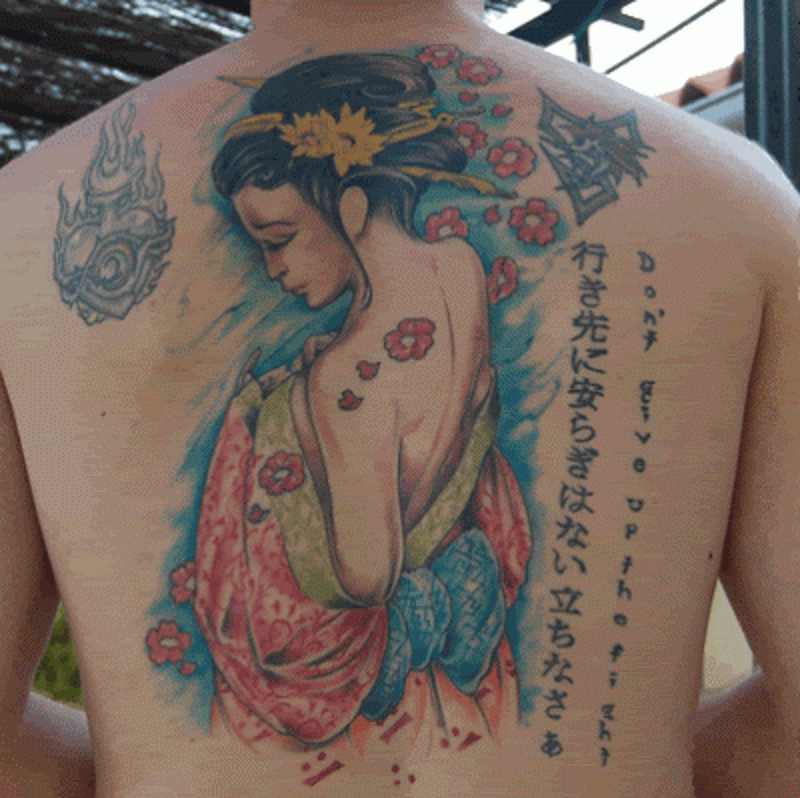背部描绘美丽的亚洲女人和字符纹身图案