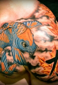 胸部亚洲风格的彩色鲤鱼与树叶汉字纹身图案