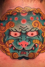 颈部亚洲风格的彩色唐狮头像纹身图案