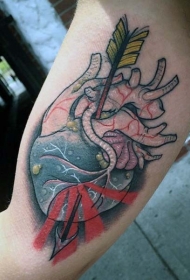 手臂彩色精致的心脏与箭头纹身图案