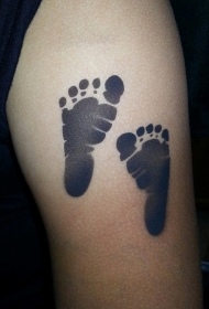 手臂黑色的婴儿脚印纹身图案