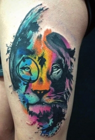 大腿五彩的狮子头像纹身图案