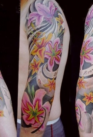 手臂好看的彩色百合花纹身图案