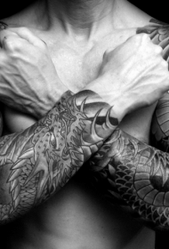 男性双手臂亚洲风格的龙纹身图案