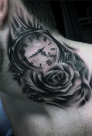颈部黑色的时钟与玫瑰纹身图案