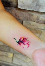 手腕美丽的水彩花卉纹身图案