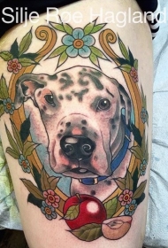 大腿手绘风格彩色的狗花朵和苹果纹身图案