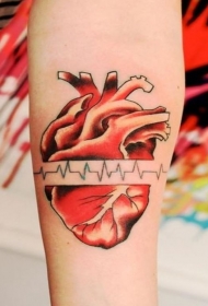 手臂心电图与红色心脏纹身图案