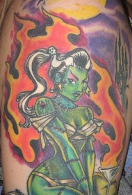 大臂绿色的女人和火焰纹身图案