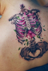 背部奇怪的彩色骨骼与花朵纹身图案