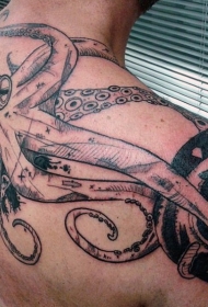 背部黑色的章鱼和蜗牛纹身图案