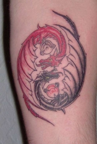 阴阳八卦与红色和黑色的龙纹身图案