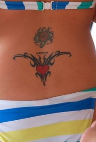 腰部红色心形和花朵图腾纹身图案