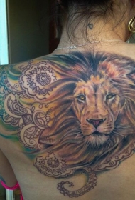 背部写实狮子头与梵花纹身图案