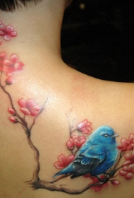 臂部蓝色鸟与红色桃花纹身图案