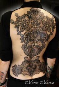 背部惊人的花卉装饰蕾丝纹身图案