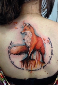 背部自然的彩色大狐狸和字母纹身图案