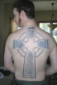 男性背部凯尔特结十字架纹身图案