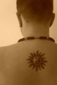 背部太阳式的阴阳八卦纹身图案