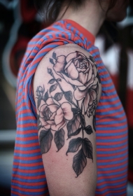 大臂黑白玫瑰花和叶子纹身图案