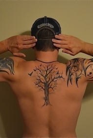 背部黑色的大树与鸟类纹身图案